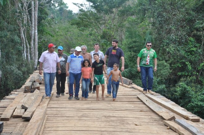 Moradores da comunidade foram parceiros na recuperação da ponte - Foto: Lair Sabino