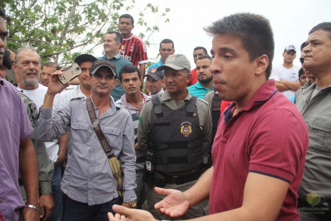 Diretor do Deracre, Cristovam Moura, esteve no local para negociar com os manifestantes - Foto: Alexandre Lima