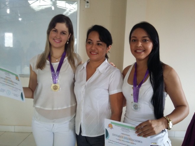 Acreanas junto com a vice reitora no momento de recebimento dos certificados e medalhas - Fotos: Almir Andrade