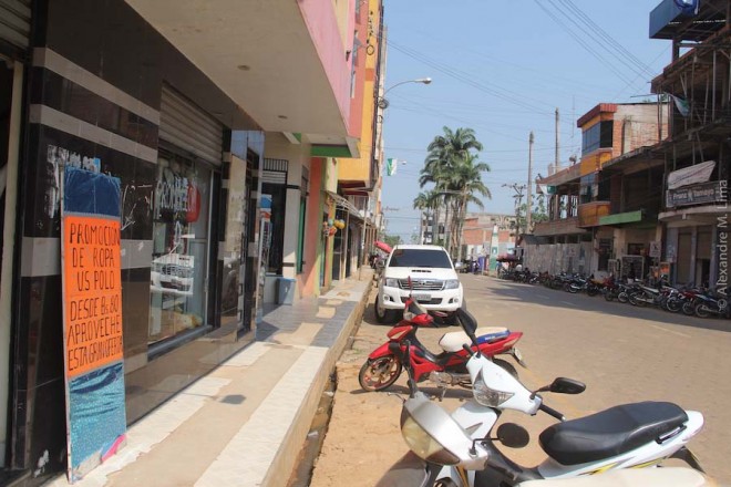 Além da falta de compradores pelas ruas, alguns comerciantes estão realizando pequenas promoções e segurando o câmbio da moeda para não repassar aos turistas.