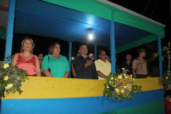 Prefeito Everaldo Gomes recebeu secretários, políticos e convidados para assistirem o desfile cívico.