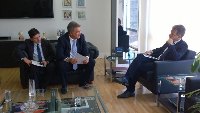 Prefeito André Hassem (e), juntamente com o senador Sérgio Petecão (c), que intermediou o encontro com o Ministro da Saúde,  Ademar Arthur Chioro dos Reis (d).