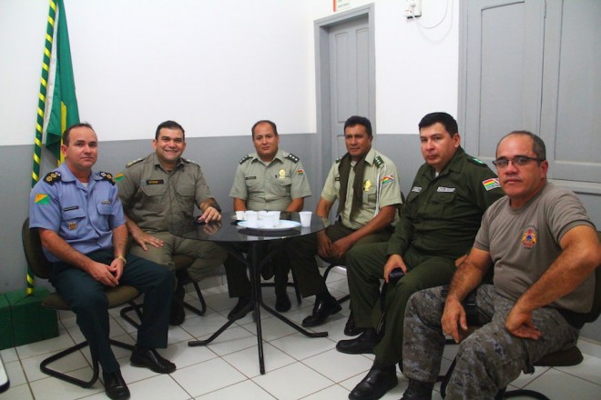 Comandante da Polícia Nacional Boliviana, Cel Oscar Rojas e assessores no 10º Comando da PM em Brasiléia - foto: Alexandre Lima
