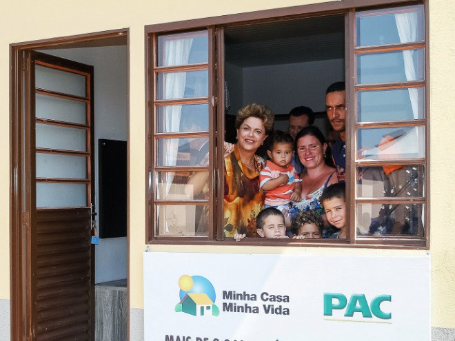 Presidente Dilma Rousseff durante descerramento de placa alusiva à entrega de unidades do programa Minha Casa Minha Vida: fim da tolerância à inadimplência. (Presidente Prudente - SP, 16/09/2015)(Roberto Stuckert Filho/PR/Divulgação)