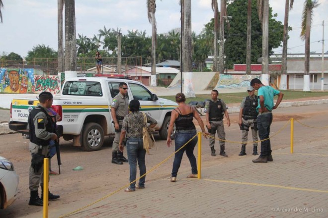 Momento em que três foram detidos pelos policiais no centro Brasiléia.