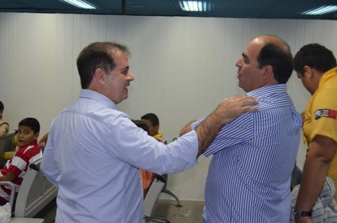 Antes de embarcar, governador evita entrevistas e cumprimenta colegas – Foto: João Renato Jácome