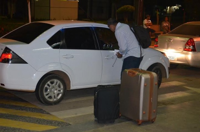 Assessor de Sebastião Viana chega cedo ao Aeroporto Plácido de Castro e observa movimentação