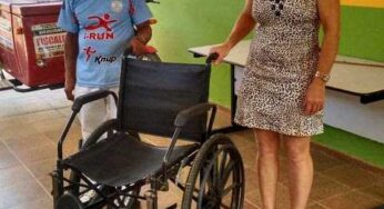 Prefeitura de Assis Brasil entrega cadeira de rodas para cidadã