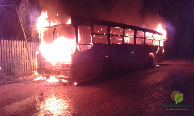 ônibus queimado no Bairro Airton Senna, em Epitaciolândia na madrugada desta quarta, dia 7.