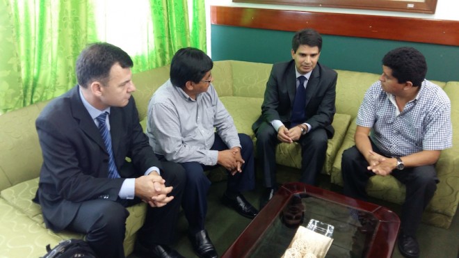No país vizinho, os gestores conversaram com o governador de Pando, Luis Adolfo Flores (Foto: Divulgação Sesp) 