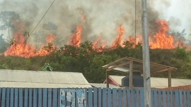 As chamas chegaram próximo ao aeroporto de Cobija e deixou as autoridades em alerta.
