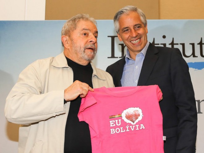 O ex-presidente Lula recebe presente do vice-presidente boliviano Álvaro García Linera durante seminário no Instituto Lula, em São Paulo. O político boliviano está na mira da DEA, a agência antidrogas dos Estados Unidos(Ricardo Stuckert/Instituto Lula)