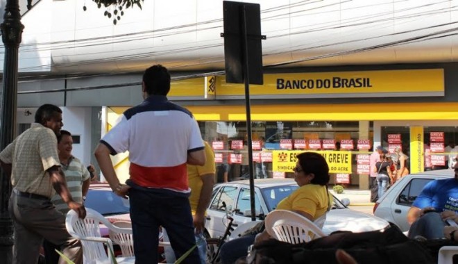 Bancários se reuniram em frente às agências/Foto: Manoel Façanha