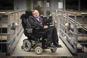 O físico vivo, Stephen Hawking, descobriu que tem a doença debilitante aos 21, foi diagnosticado com Esclerose lateral amiotrófica (ELA).