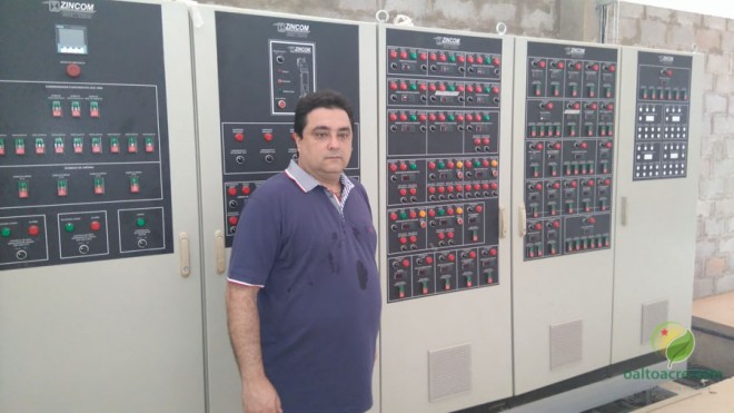 Paulo mostra a central de controle de última geração instalada na empresa...