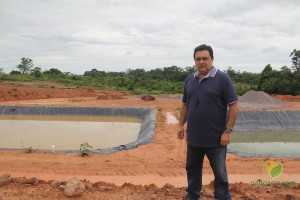 Empresário e engenheiro de alimentos Paulo Santoyo, mostra o local de tratamento e aproveitamento da água.