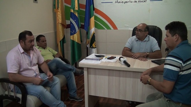 Anuncio ocorreu no gabinete do prefeito Everaldo Gomes, junto com os secretários de finanças e planejamento para dar as boas novas - Foto: captura.