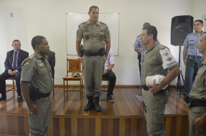 Major Paulo Fernandes (e) deixa o BPTran pela Logística da PMAC e tenente-coronel Teles (d) assume (Foto: Fernando Barreto)