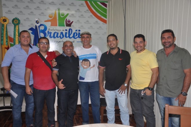 Everaldo Gomes recebeu o grupo intitulado "Amigos de Brasiléia" e garantiu apoio para a realização da quadra carnavalesca - Foto: Lair Sabino