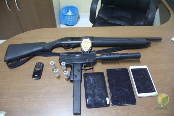 Armas usadas pelo bandidos durante o assalto e os eletrônicos roubados - Foto: Alexandre Lima