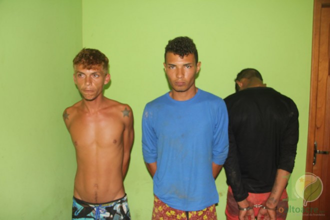 Trio foi preso tentando levar caminhonete encomendada para o lado boliviano - Foto: Alexandre Lima 
