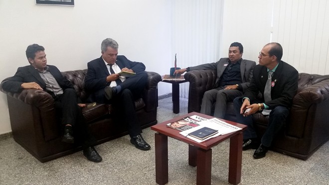 Foto: Reunião realizada em Brasília entre o senador Sérgio Petecão; o prefeito de Jordão, Elson Farias (à direita do senador), o secretário de finanças de Jordão, Marcel Riter, (à direita do prefeito) e o assessor parlamentar Cosmo Araújo (à esquerda do senador). 