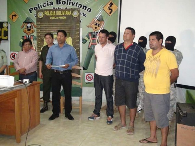 Trio apresentado pelas autoridades contou com a presença do vice ministro da segurança da Bolívia, Carlos Aparício (camisa rosa) e demais autoridades.