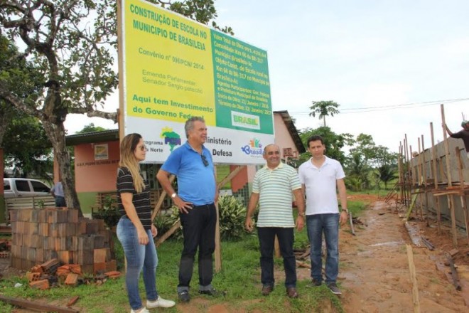 Petecão, acompanhado da esposa, Marfisa Galvão, deputado Jairo Carvalho, e prefeito Everaldo, visita obras em Brasileia