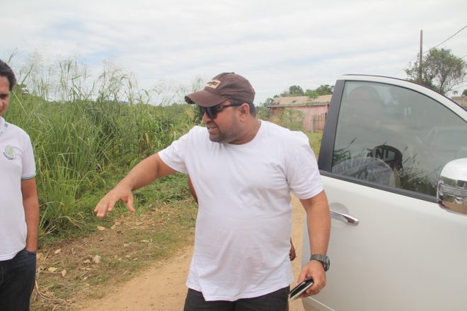 Adauto ficou sob mira de armas com outras pessoas enquanto os bandidos levavam seu veículo - Fotos: Alexandre Lima