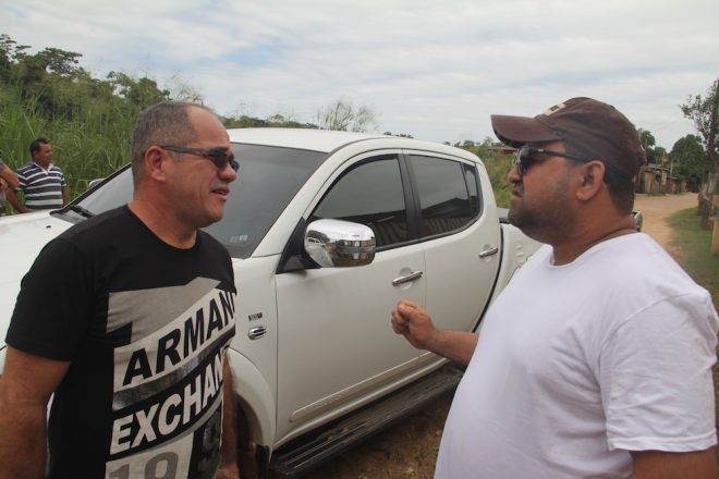 O proprietário, Aduto Sampaio (camisa branca), explicou ao sub-comandante do 10º Batalhão da PM do Alto Acre, Edmilson, como tudo ocorreu...