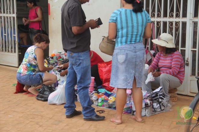Comercio clandestino é feito a qualquer hora do dia pela avenida - Foto: Alexandre Lima