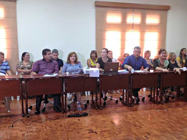 Educação e funcionários se reuniram na Secretaria de Educação (Foto: Iryá Rodrigues/G1)