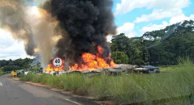 O acampamento foi incendiado/Foto: Rondoniaovivo