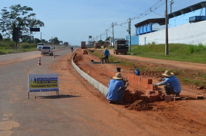 Colocação do meio-fio no dia 12, que irá servir para separar a calçada dos pedestres...