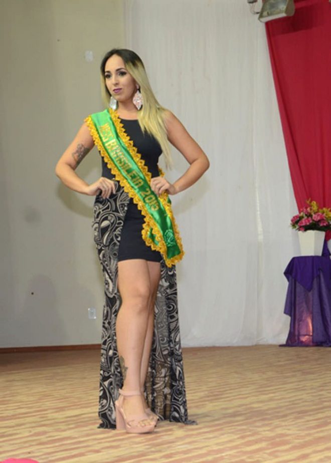 Thay Tavares, Miss Alto Acre 2016, passou a faixa para a ganhadora - Foto: Lair Sabino