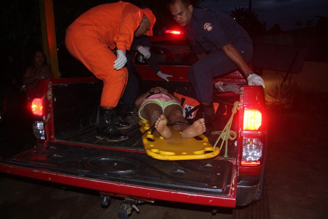 Família foi resgatada em uma pick-up dos bombeiros devido a ambulância ter quebrado na BR - Foto: Alexandre Lima