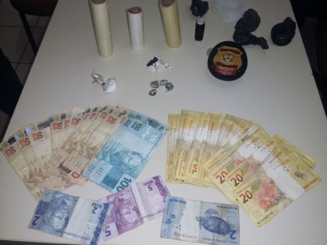 Drogas e dinheiro foram localizado com dois jovens que foram detidos e presos...