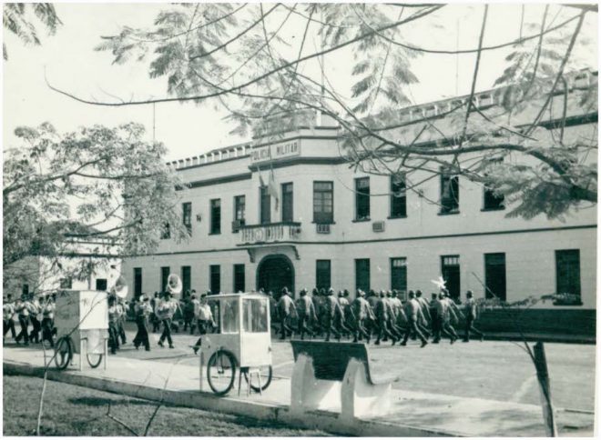 Tradição Militar: formatura em frente ao Quartel do Comando Geral na década de 1970 (Foto: Autor desconhecido/Arquivo IBGE). 