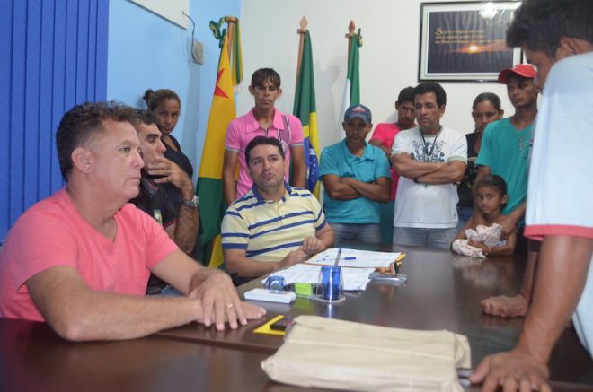 Prefeito e vereadores receberam os invasores no gabinete da Prefeitura para conversar - Foto: Alexandre Lima