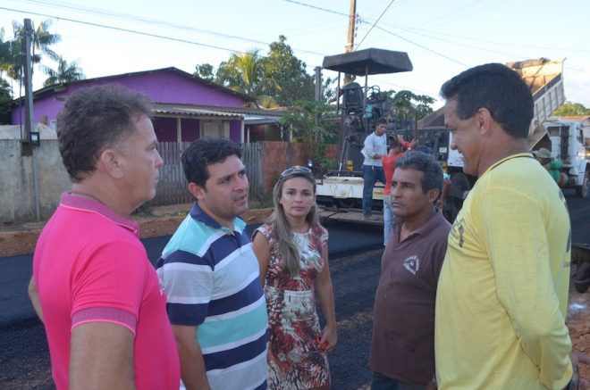 Com vereadores de Epitaciolândia e morador local durante aplicação da camada de asfalto.