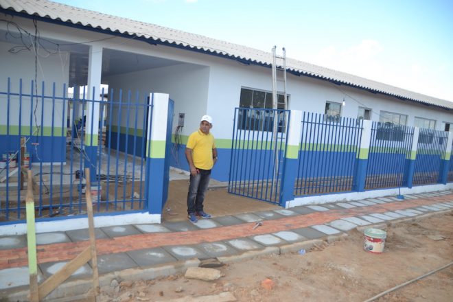 Prefeito Everaldo Gomes esteve visitando o canteiro de obras da nova escola na zona rural de Brasiléia.