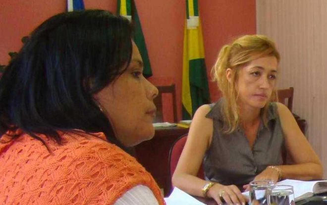 Ex-secretária de educação Jaciane (e), junto com a ex-prefeita Leila Galvão estão sendo acionadas para terem seus bens penhorados para pagar dívida - Foto: AMAC