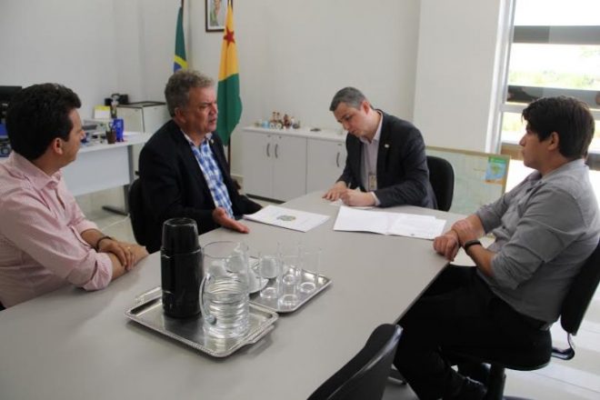 No Ministério Público Federal, o senador Petecão foi recebido pelo procurador-chefe, Vitor Hugo Caldeira