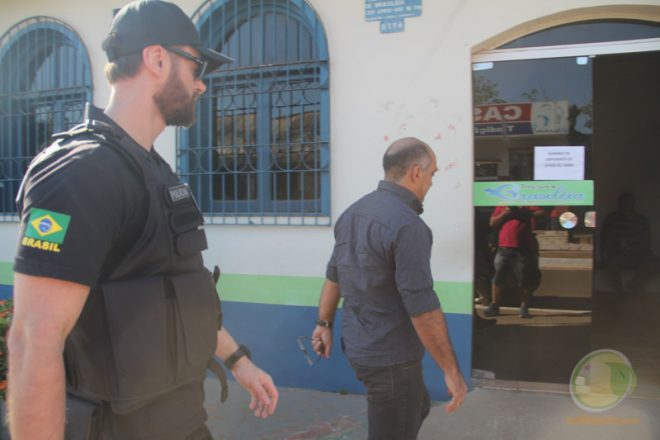 Prefeito Everaldo Gomes esteve na sede da prefeitura acompanhado por agentes da PF e saiu cerca de 10 minutos depois - Foto: Alexandre Lima