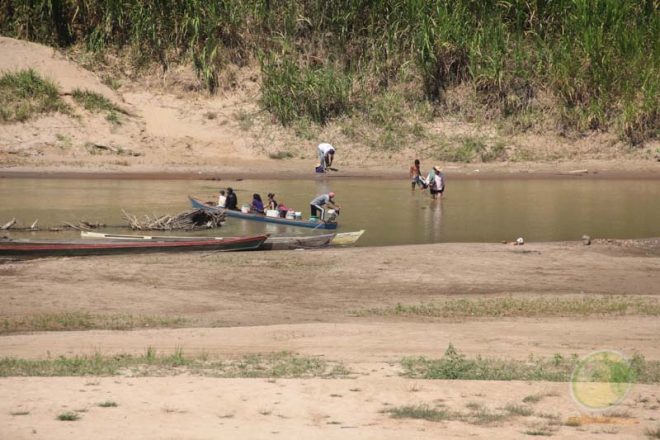 Moradores estão tandem dificuldades para navegar com canoas pequenas e populares atravessam o rio andando tranquilamente - Foto: Alexandre Lima