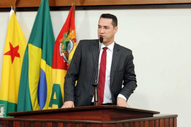 Presidente da Aleac, Ney Amorim, fez questão de reforçar que o Acre está orgulhoso do goleiro Wéverton /Foto: Assessoria