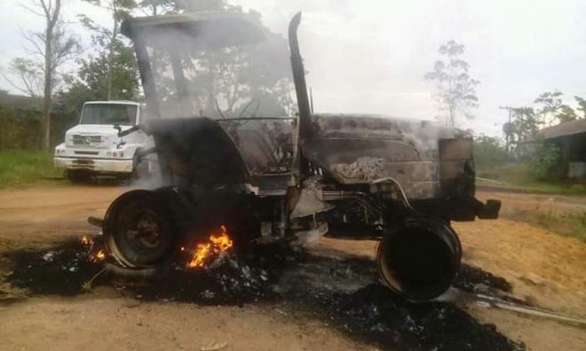 Trator queimado na cidade de Xapuri, que pertencia a Secretaria de Agricultura - Foto: internet