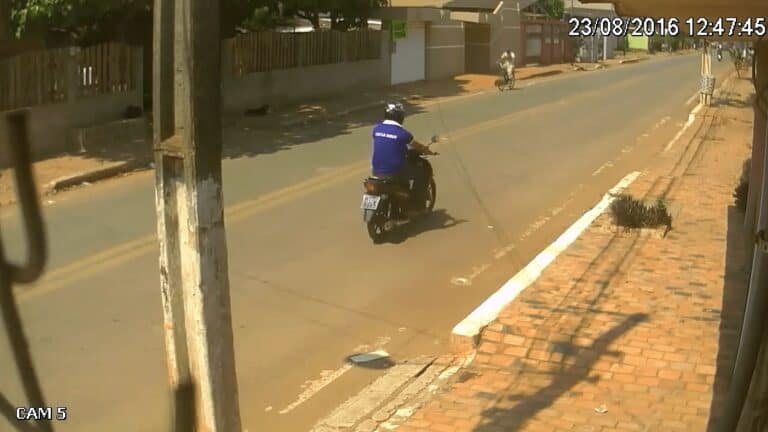 Momento quando a vítima passou em sua moto...