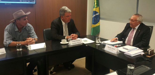 Foto: à esq. o prefeito de Brasiléia, Jorge da Fazenda (PSD), senador Sérgio Petecão (PSD) e o presidente do FNDE, Gestão Vieira. 