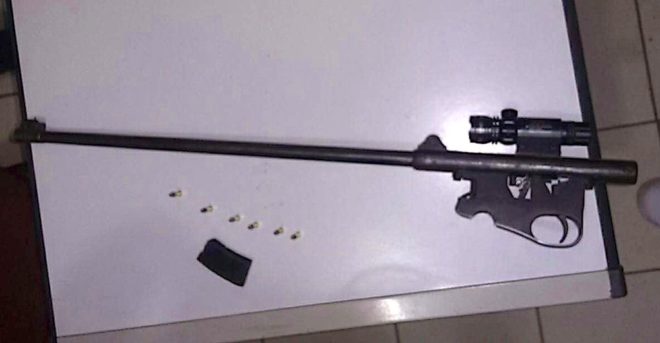 Parte da arma, um rifle calibre 22 que Erivan queria usar contra o enfermeiro.